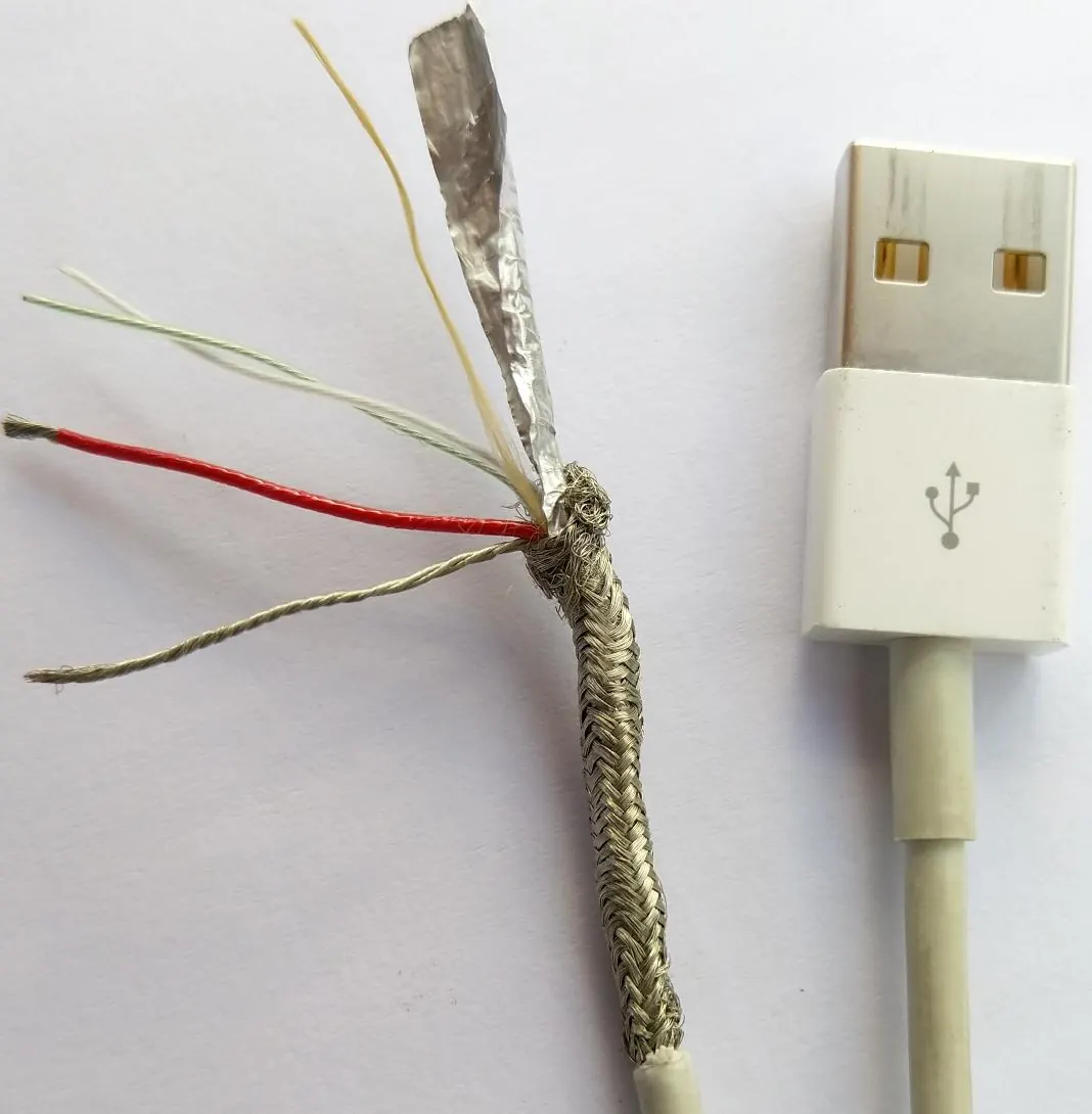 Lớp lưới bện chống nhiễu quanh các dây dẫn bên trong cáp (ảnh minh họa, cáp USB)