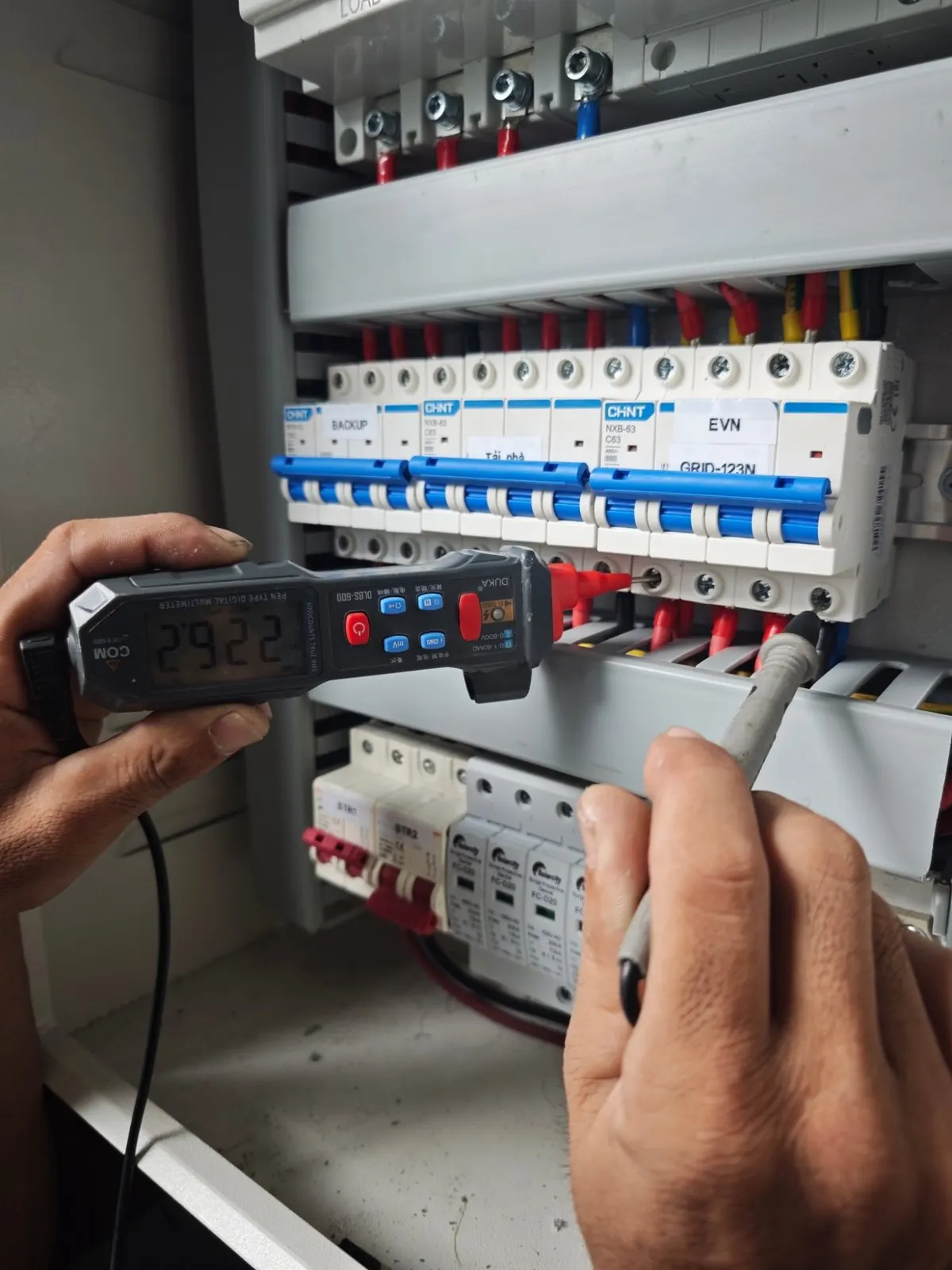 Kỹ thuật viên LTA đo điện áp tủ điện tại công trình, nơi giá điện sinh hoạt bậc cao chiếm phần lớn hóa đơn