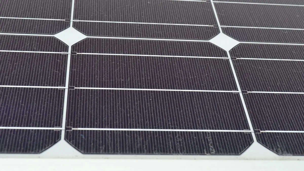 Kỷ lục hiệu suất pin mặt trời silicon đơn lớp lên 28,29% (ảnh minh họa): cận cảnh tế bào silicon đơn tinh thể