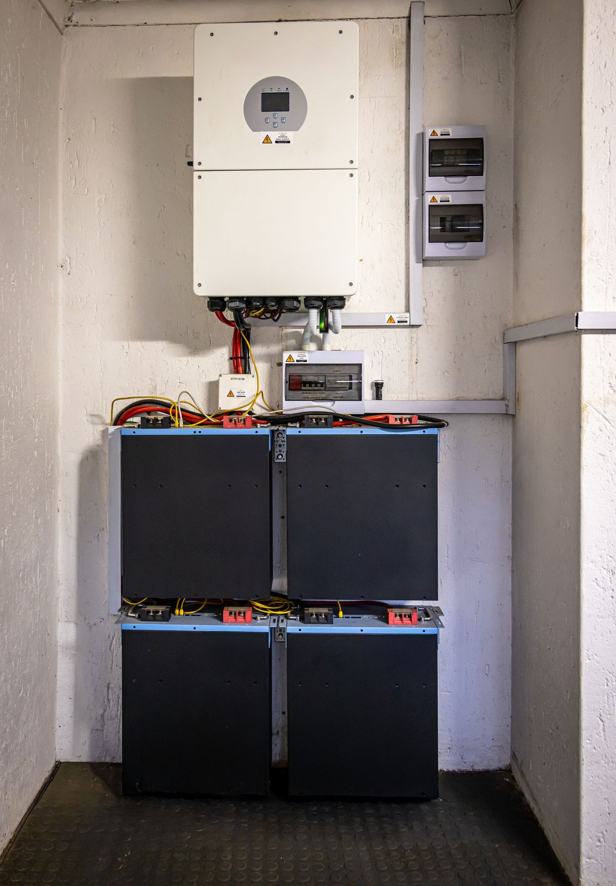 Minh họa pin lưu trữ điện mặt trời lắp cạnh inverter hybrid